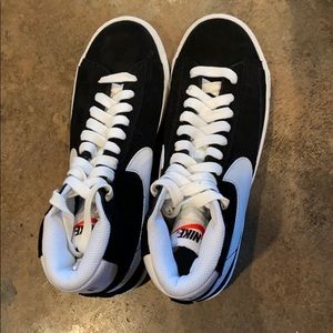 NIKE BLAZER MID